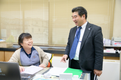 深松さんと談笑している社員の様子