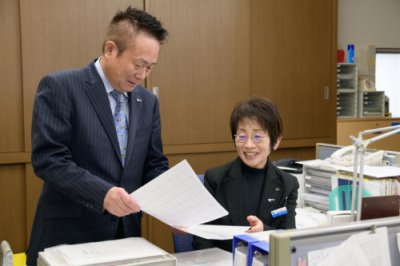 仕事をしている谷口敬敏さんと女性の様子