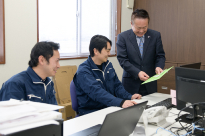 谷口敬敏さんと仕事をしている男性2人の写真