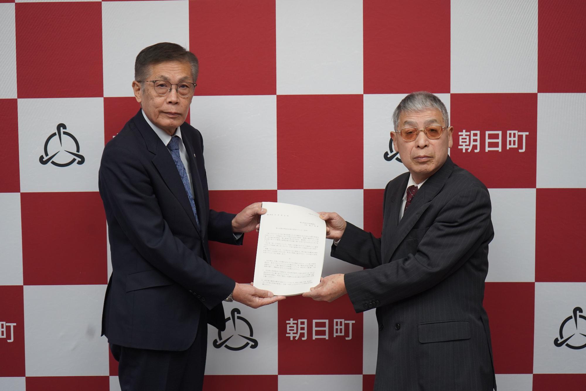 𣷺川悦郎会長から答申を受ける笹原町長