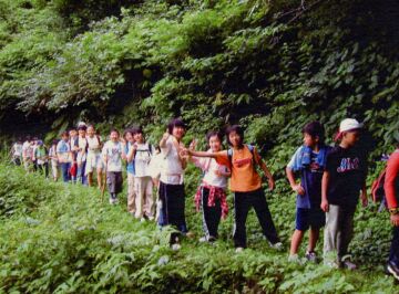 （画像）登山道を歩く子どもたちの画像