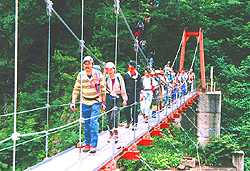 北又の吊り橋を渡るの画像