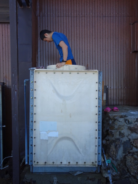 朝日小屋給水タンク掃除