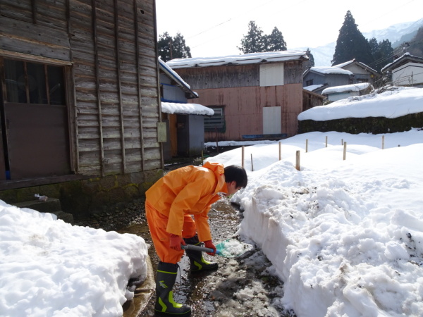 除雪する木和田隊員